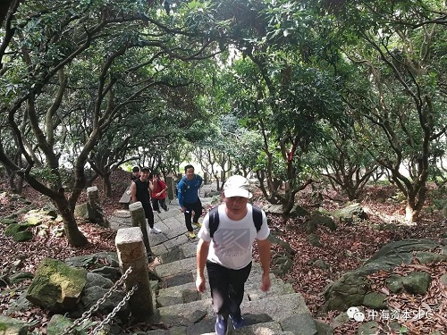 挑战自我,携手并进--记中海资本塘朗山团建 挑战自我,携手并进--记中海资本塘朗山团建